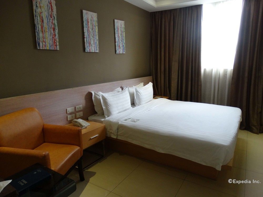 Dela 3* Manila